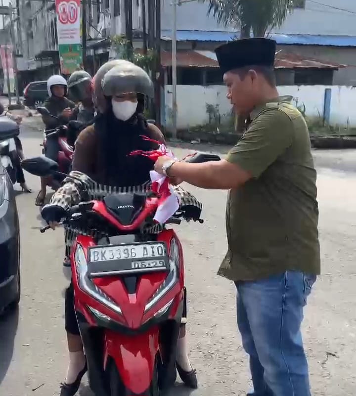 Kader Muda Persis Sumut Sebarkan Ribuan Bendera Merah Putih Jelang HUT RI ke-80