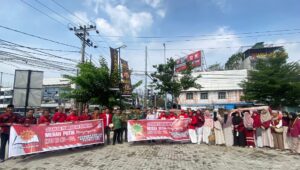 Kader Muda Persis Sumut Sebarkan Ribuan Bendera Merah Putih Jelang HUT RI ke-80
